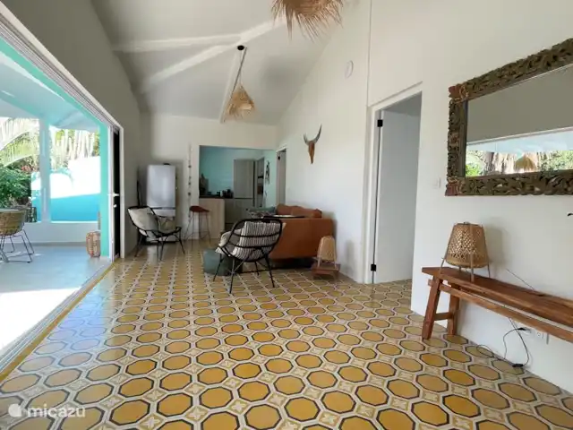 villa en Curazao, Curazao Centro, Piscadera – Invernadero Palmas Curacao La cocina abierta, los dos dormitorios y el aseo de invitados se encuentran junto a la sala de estar.