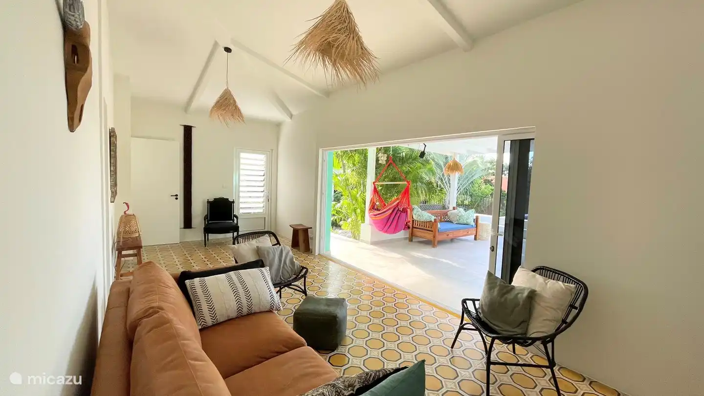 Parfois, il est également agréable de s'asseoir à l'intérieur sur le spacieux canapé en cuir.