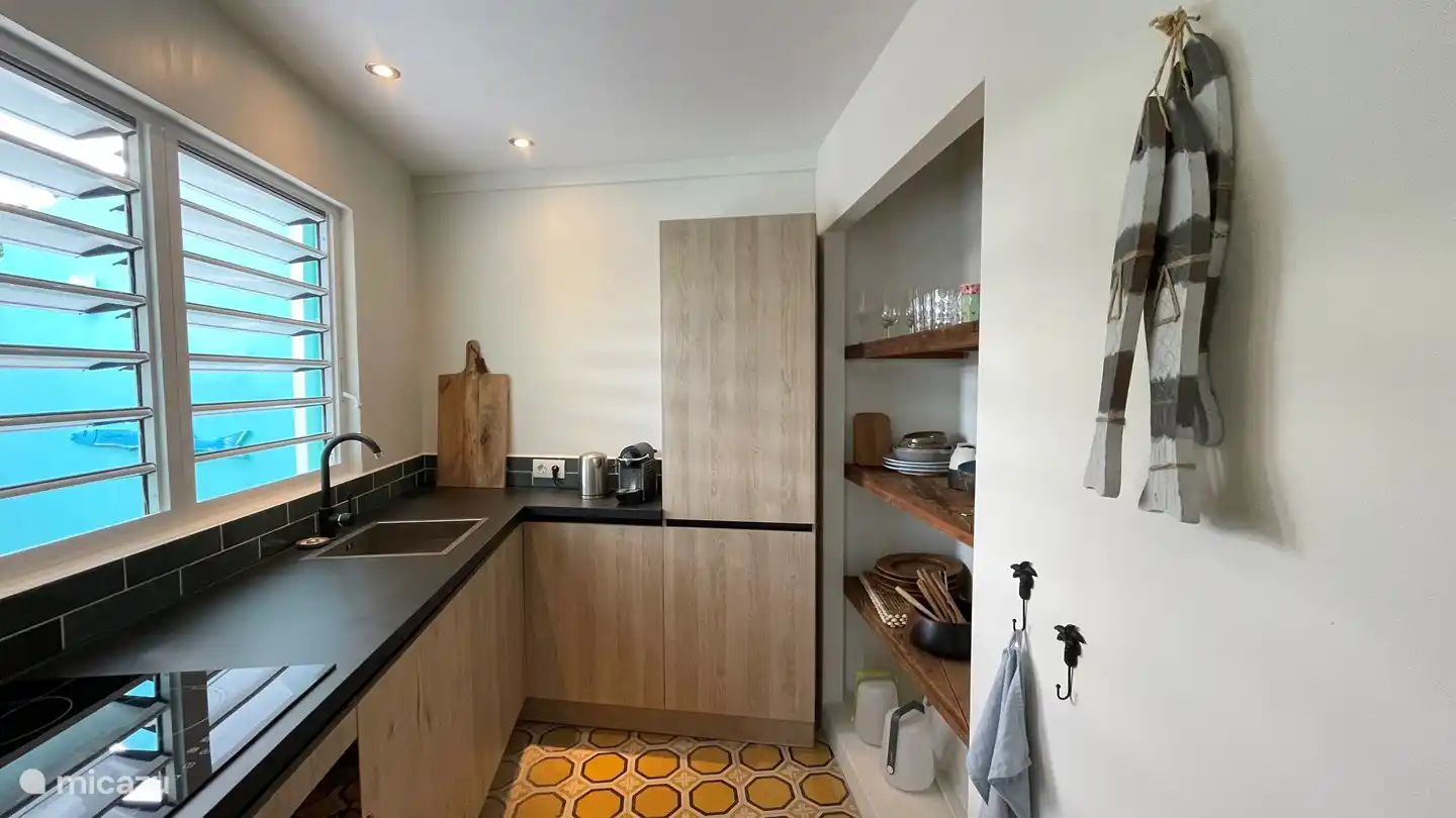 Des volets en aluminium ont également été placés dans la cuisine afin qu'elle soit également bien aérée et ne devienne pas trop chaude.