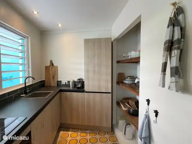 villa en Curazao, Curazao Centro, Piscadera – Invernadero Palmas Curacao También se han colocado persianas de aluminio en la cocina para que también se ventile bien y no se caliente demasiado.