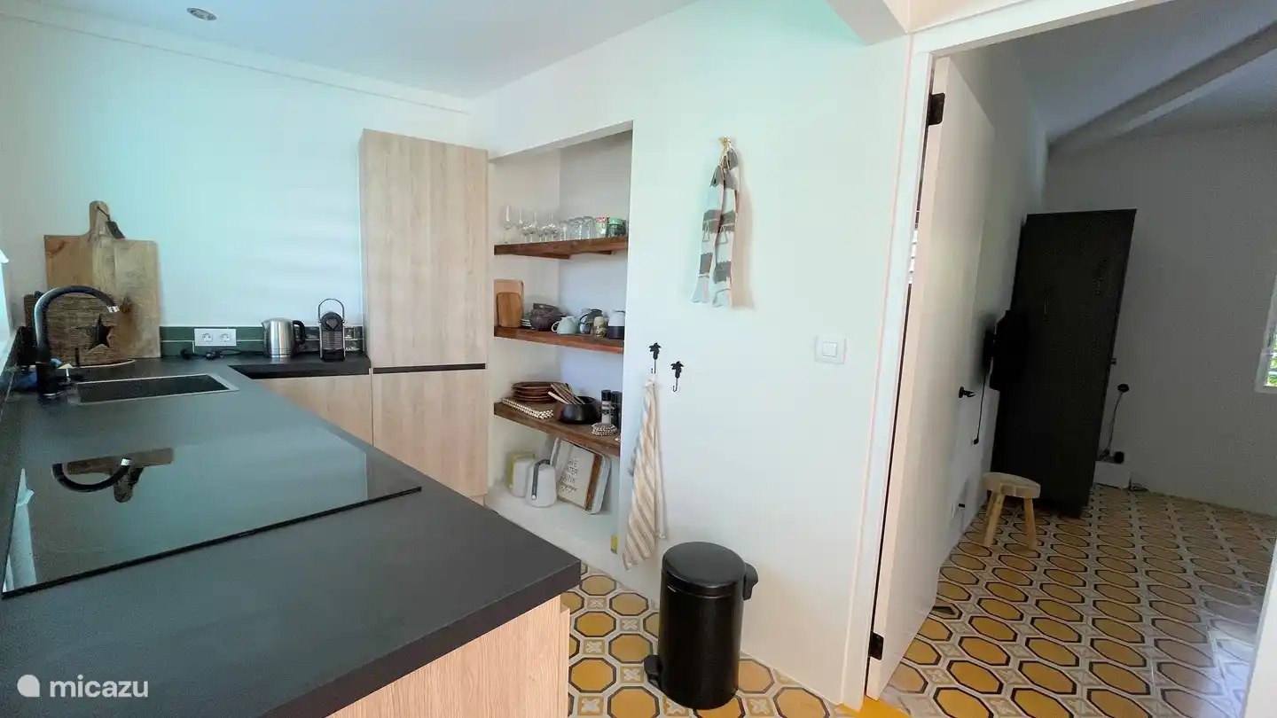 La cuisine est équipée d'une plaque vitrocéramique, d'un four combiné/micro-ondes, d'un lave-vaisselle, d'un réfrigérateur avec grand compartiment congélateur, d'une cafetière Nespresso, d'une bouilloire, d'un grille-pain et d'un mixeur.