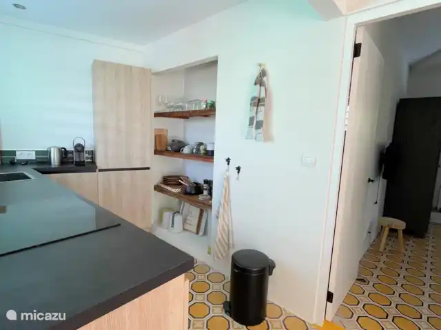 villa en Curazao, Curazao Centro, Piscadera – Invernadero Palmas Curacao La cocina está equipada con vitrocerámica, horno combinado/microondas, lavavajillas, nevera con congelador grande, cafetera Nespresso, tetera, tostadora y batidora.