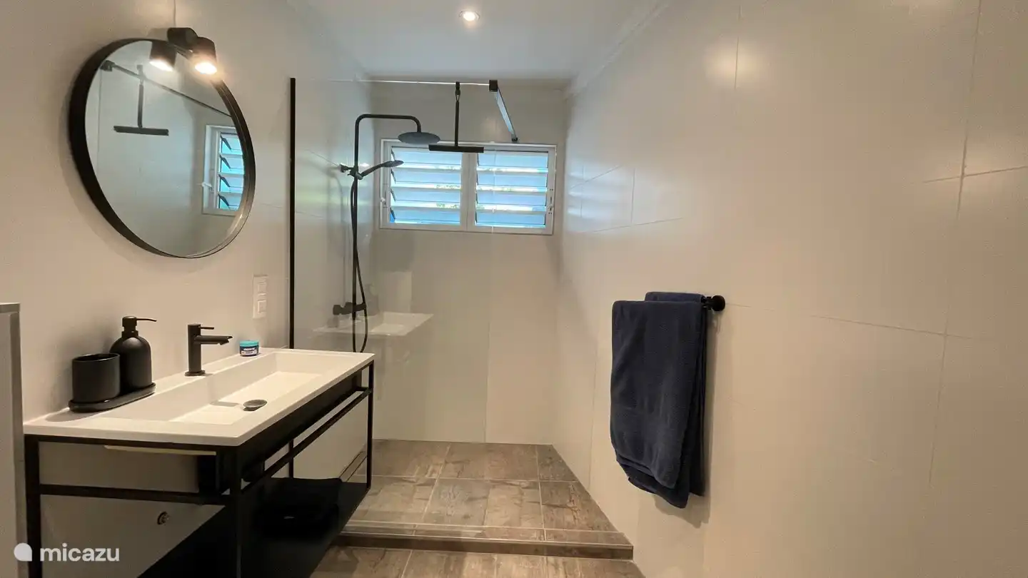 Bien sûr, la douche a de l'eau chaude.