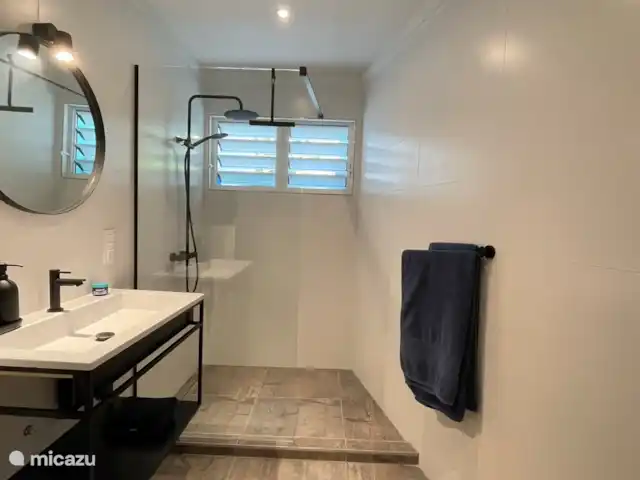 villa en Curazao, Curazao Centro, Piscadera – Invernadero Palmas Curacao Por supuesto, la ducha tiene agua caliente.