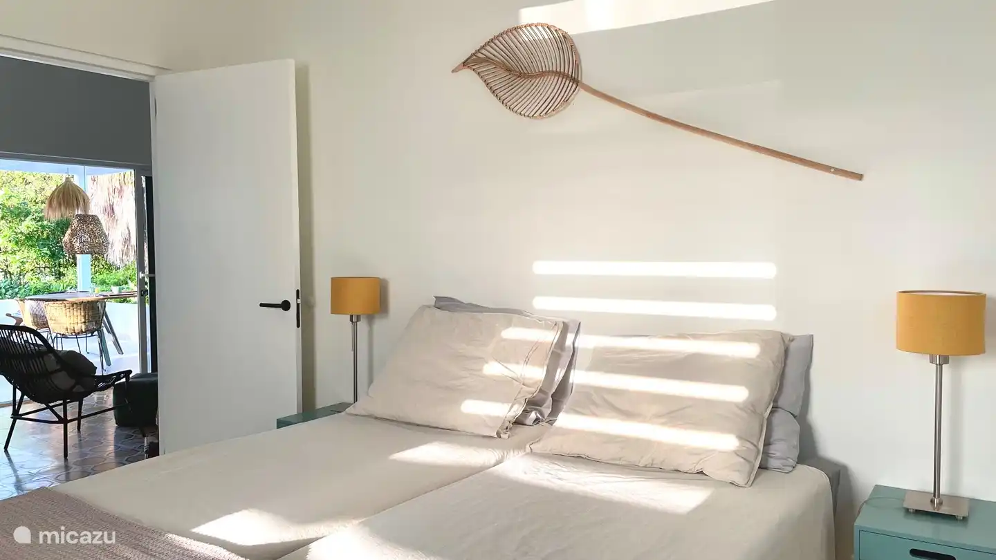 La deuxième chambre avec sommier hôtelier de 160 x 200 cm (2x 80x200 cm), 2 tables de chevet avec lampes, armoire, climatisation, fenêtres à volets en aluminium pour une bonne ventilation et espace bain.