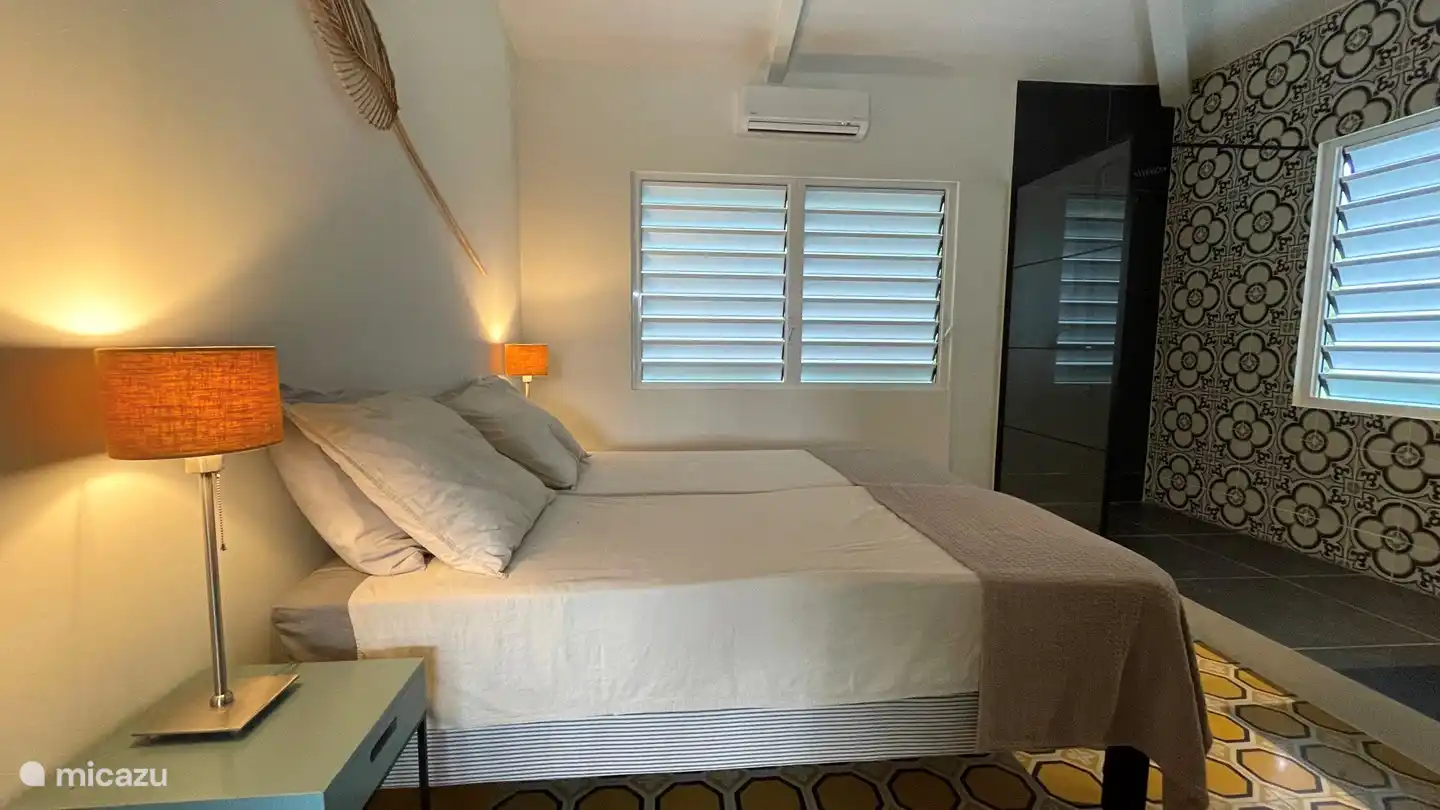 Les volets en aluminium apportent de la fraîcheur pendant la journée, la nuit vous pouvez les fermer pour utiliser la climatisation (si vous le souhaitez).