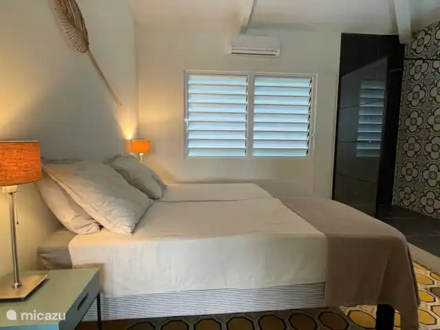 villa en Curazao, Curazao Centro, Piscadera – Invernadero Palmas Curacao Las persianas de aluminio aportan frescor durante el día, por la noche puede cerrarlas para utilizar el aire acondicionado (si lo desea).