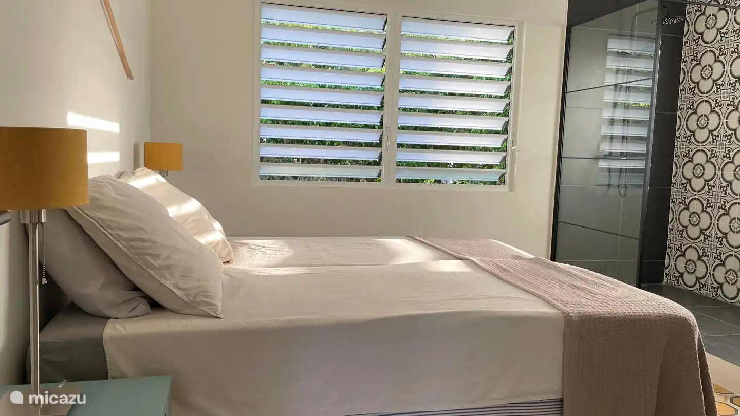 Une belle chambre spacieuse.