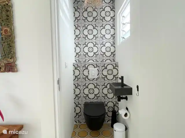 villa en Curazao, Curazao Centro, Piscadera – Invernadero Palmas Curacao El aseo de invitados separado con fuente y persianas para una buena ventilación.