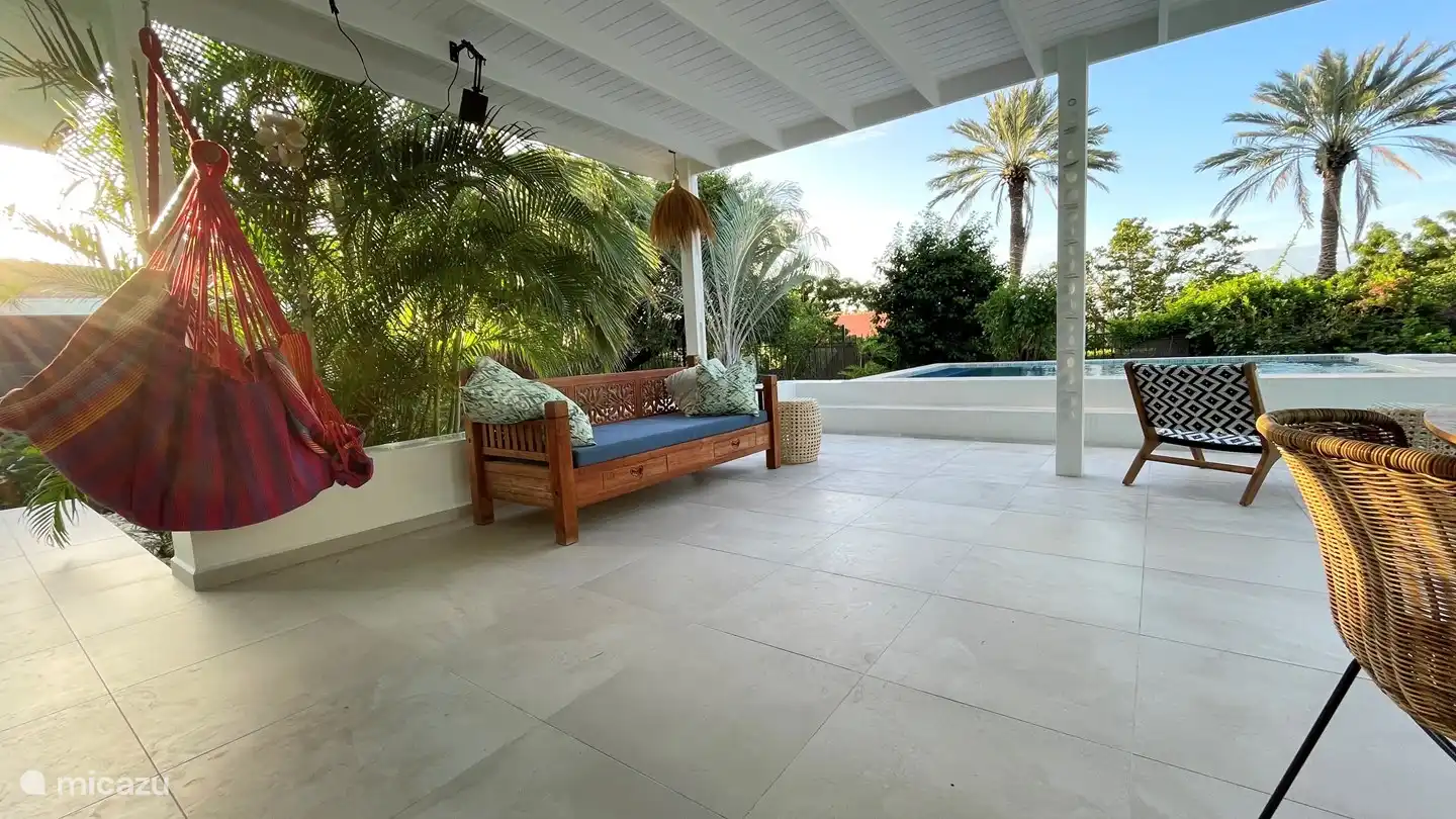 La véranda est entourée de jardins tropicaux, mais le vent peut bien refroidir la véranda.