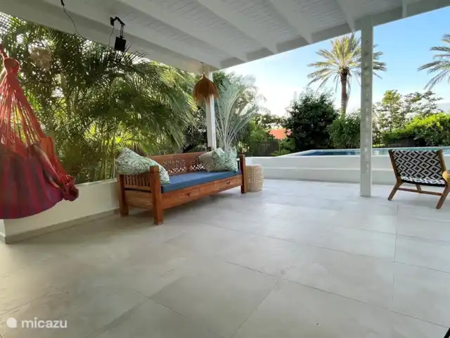 villa en Curazao, Curazao Centro, Piscadera – Invernadero Palmas Curacao La terraza está rodeada de jardines tropicales, pero el viento puede refrescarla bien.