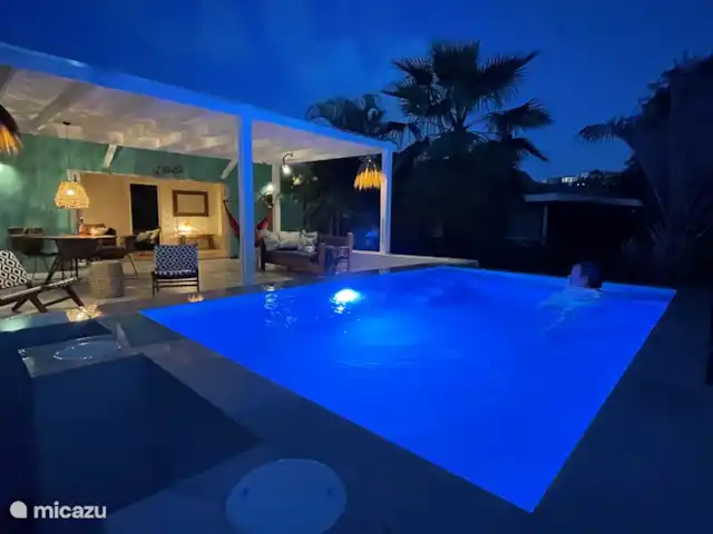 villa en Curazao, Curazao Centro, Piscadera – Invernadero Palmas Curacao La amplia terraza y la hermosa piscina que está bellamente iluminada por la noche.