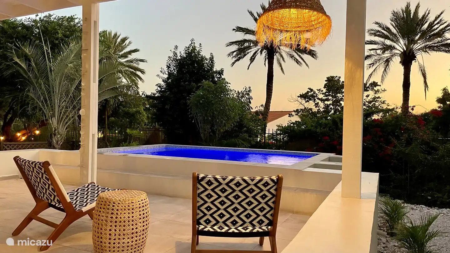 Lorsque le soir tombe, il est également très attrayant dans et autour de la maison.