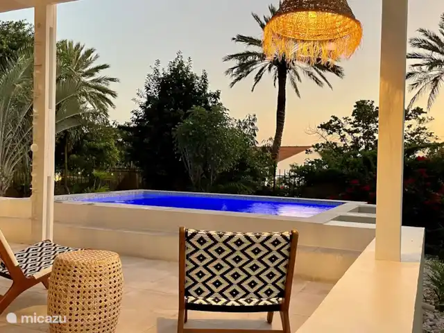 villa en Curazao, Curazao Centro, Piscadera – Invernadero Palmas Curacao Cuando cae la tarde, también es muy atractivo dentro y alrededor de la casa.