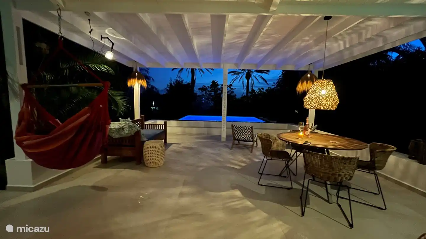 Délicieux dîner à la table à manger en plein air.