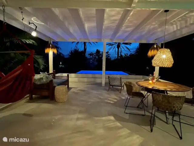 villa en Curazao, Curazao Centro, Piscadera – Invernadero Palmas Curacao Deliciosa cena en la mesa de comedor al aire libre.