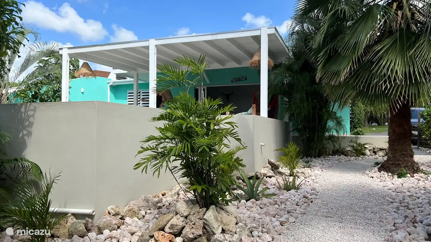 La villa est magnifiquement située dans le jardin tropical.