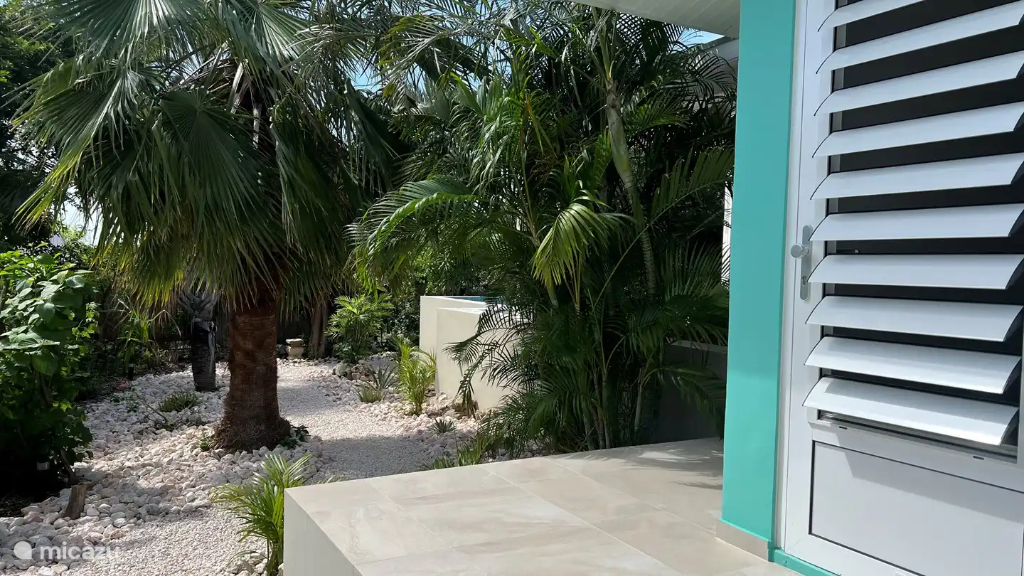 La porte d'entrée a également des volets pour que le vent puisse traverser la maison.