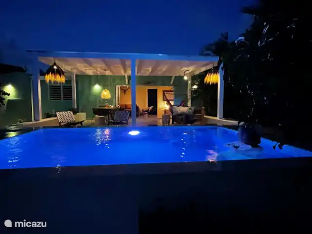 villa en Curazao, Curazao Centro, Piscadera – Invernadero Palmas Curacao La amplia terraza y la hermosa piscina que está bellamente iluminada por la noche.