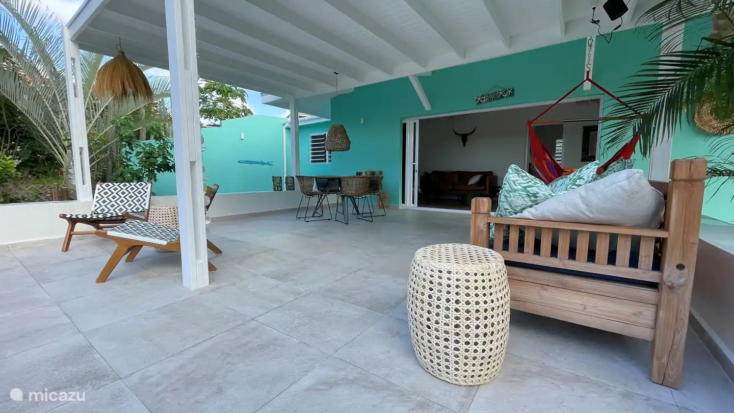 La véranda est ouverte sur le salon et forme ainsi en fait un salon extérieur.