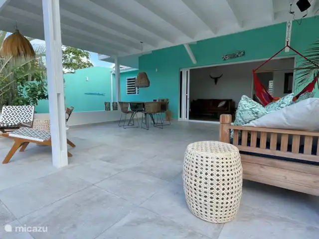 villa en Curazao, Curazao Centro, Piscadera – Invernadero Palmas Curacao La veranda está abierta a la sala de estar y, por lo tanto, en realidad forma una sala de estar al aire libre.
