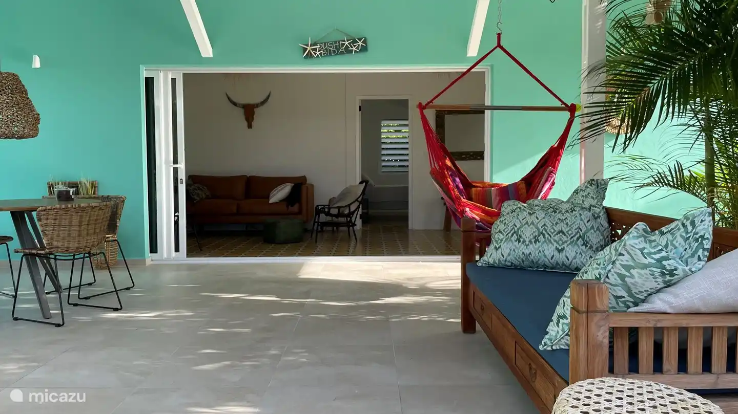 Merveilleusement accroché au fauteuil suspendu, face à la piscine, vous vous détendrez automatiquement.