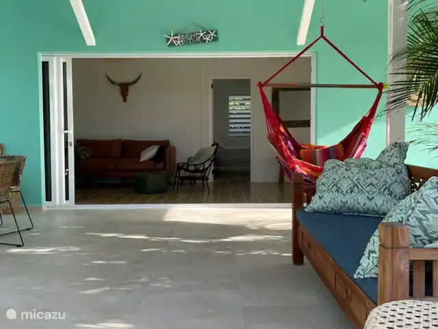 villa en Curazao, Curazao Centro, Piscadera – Invernadero Palmas Curacao Colgado maravillosamente en la silla colgante, mirando hacia la piscina, automáticamente se relajará.