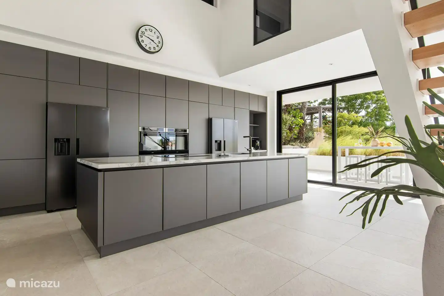 In dieser Küche fehlt es an nichts. Von 2 amerikanischen Kühlschränken bis zum Mixer