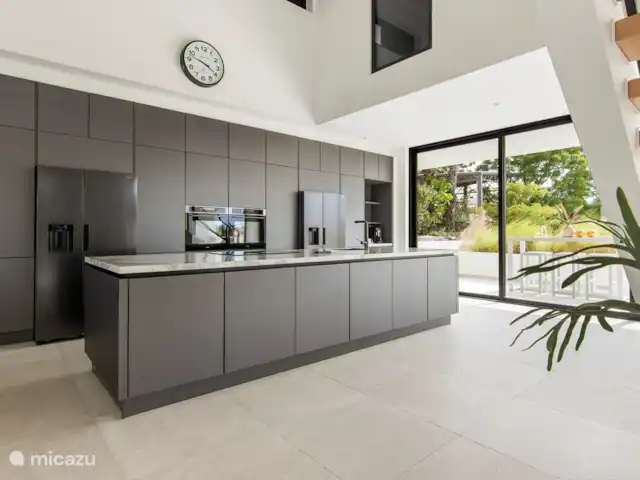 Villa B08 huren in Curaçao, Banda Ariba (oost), Vista Royal - villa In deze keuken ontbreekt het aan niets. Van 2 Amerikaanse koelkasten t/m de blender