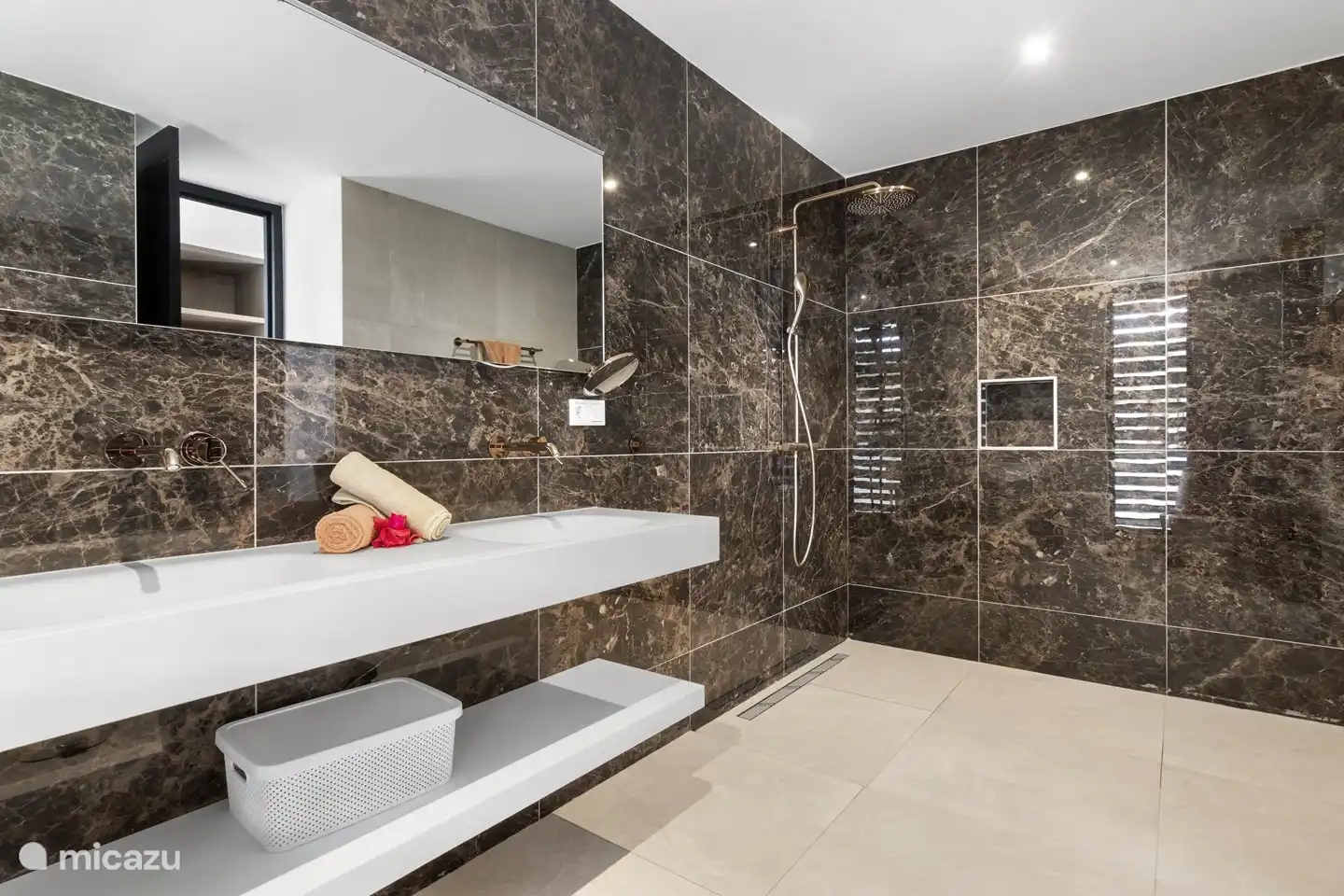 Luxuriöse Badezimmer im obersten Stockwerk