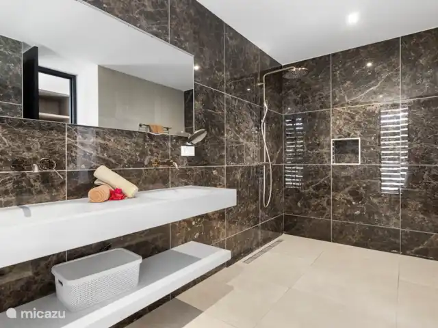 Villa B08 huren in Curaçao, Banda Ariba (oost), Vista Royal - villa Luxe badkamers op de boven verdieping