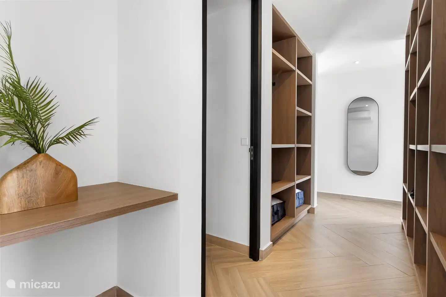 Geräumiger begehbarer Kleiderschrank im Hauptschlafzimmer