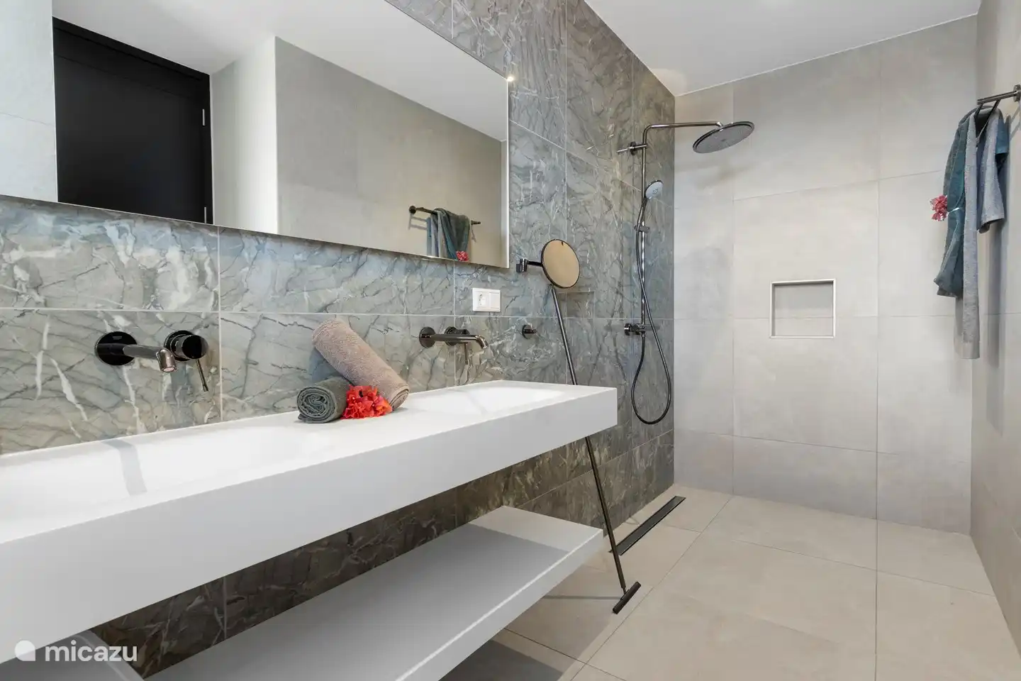 Luxuriöses Badezimmer im mittleren Stockwerk