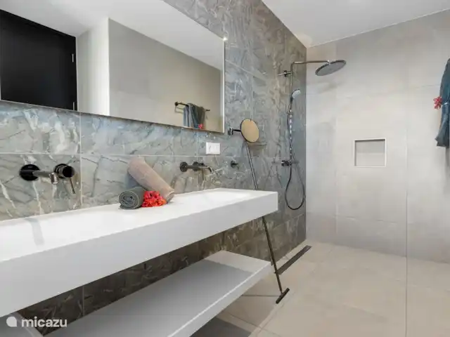 Villa B08 huren in Curaçao, Banda Ariba (oost), Vista Royal - villa Luxe badkamer op de midden verdieping