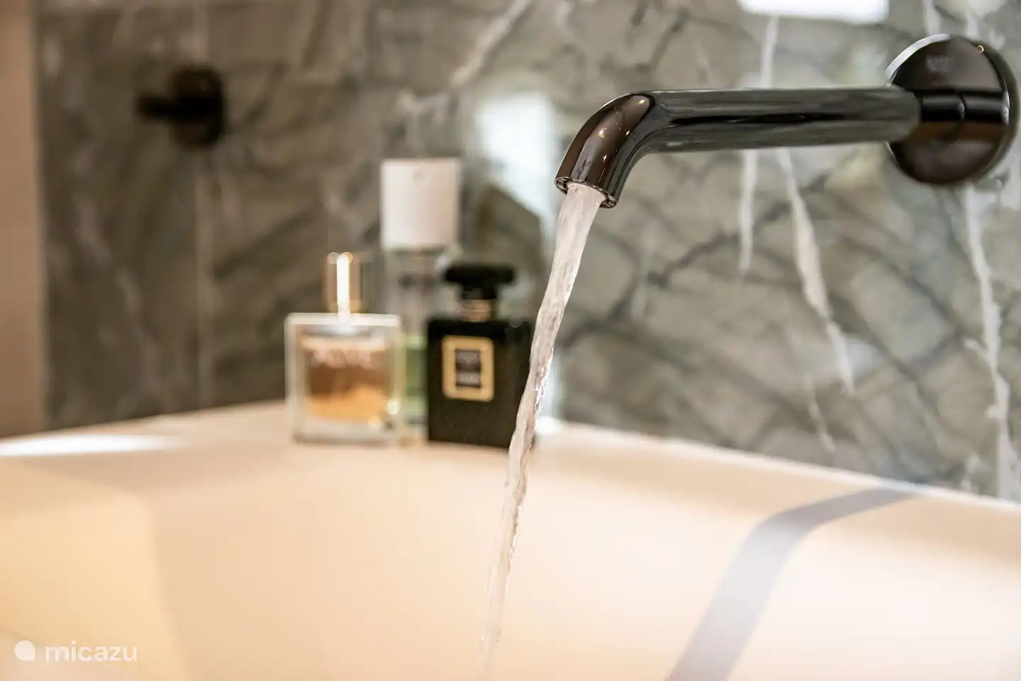 In der mittleren Etage sind die Badezimmer mit grünen Marmorfliesen und eingebauten Graphitarmaturen ausgestattet