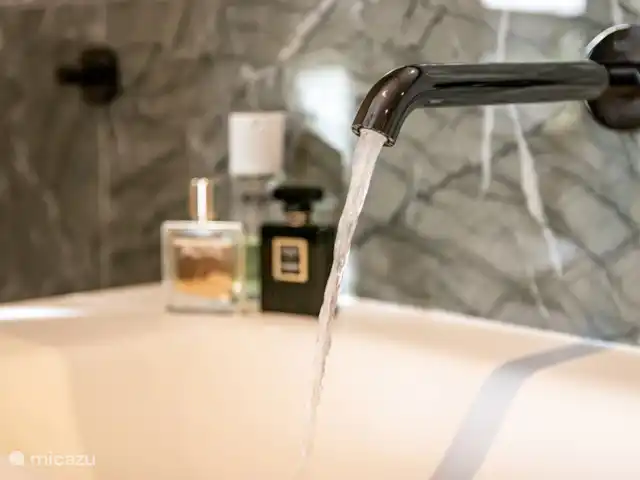 Villa B08 huren in Curaçao, Banda Ariba (oost), Vista Royal - villa Op de midden verdieping hebben de badkamers groene marmeren tegels en inbouw kranen graphit