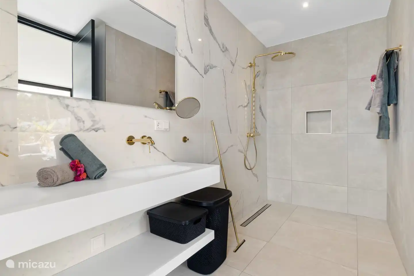 1 der 2 Badezimmer im Erdgeschoss in weißem Marmor