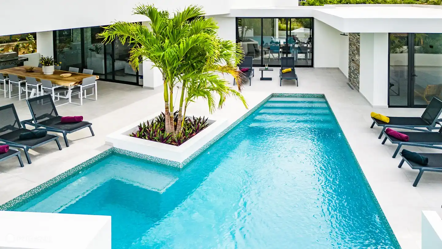 Am Pool gibt es auch eine Außendusche