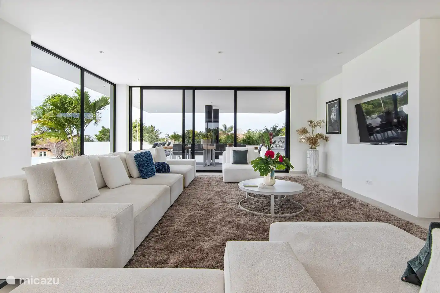 Geräumiges Wohnzimmer mit TV mit vielen Optionen