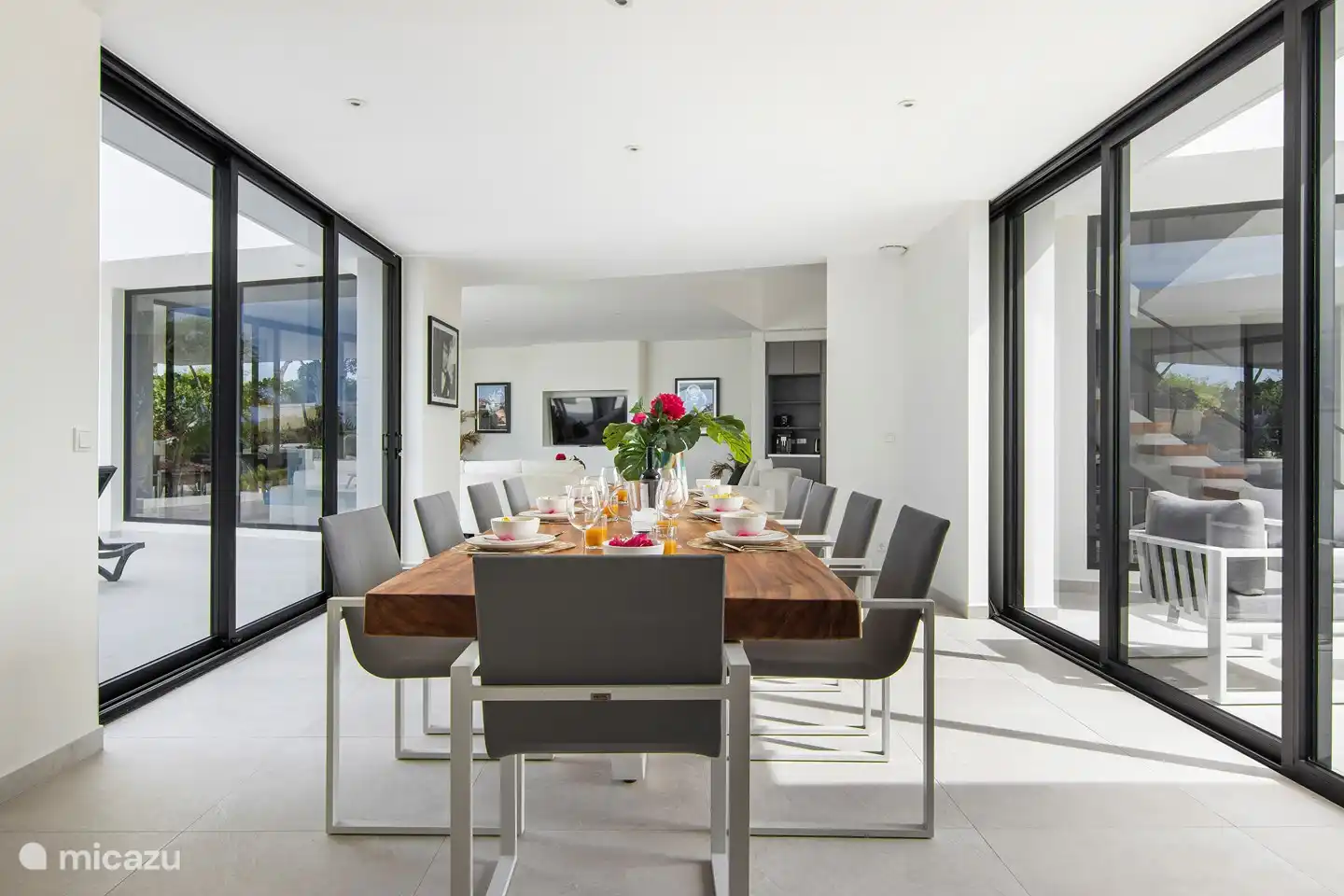 Es gibt auch einen 4 Meter langen Tisch im Inneren, an dem Sie eine Mahlzeit oder ein Getränk genießen können