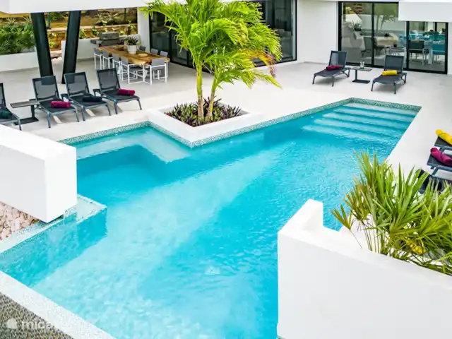 Villa B08 huren in Curaçao, Banda Ariba (oost), Vista Royal - villa Lekker relaxen op de ligstoelen aan het zwembad met gebruik van extra grote badlakens van 1 x 2 meter