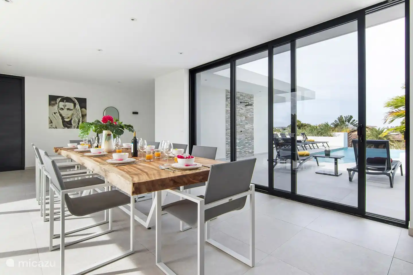 Der Esstisch im Innenbereich bietet auf zwei Seiten einen Blick nach draußen