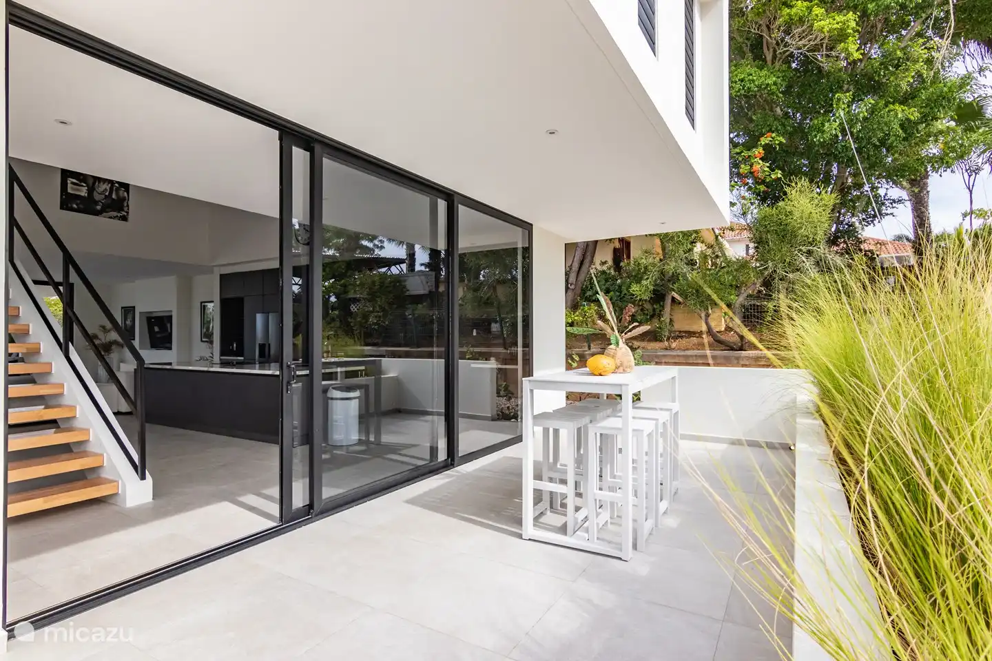 Gemütliche Bar auf der hinteren Terrasse