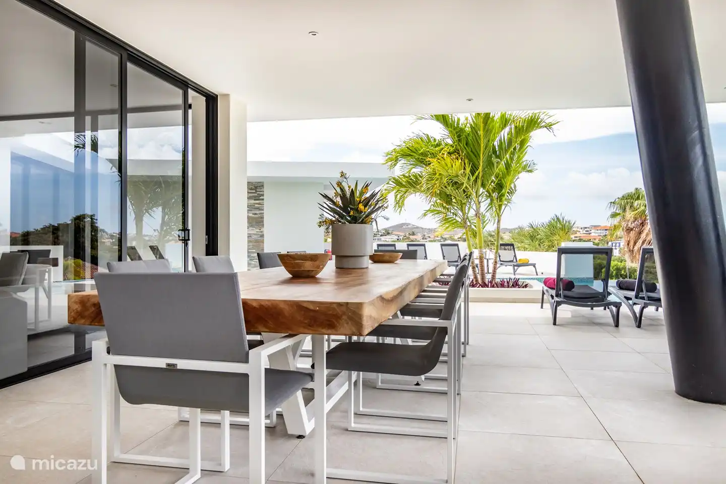 4 Meter langer Esstisch im Freien für eine schöne Mahlzeit oder einen Drink