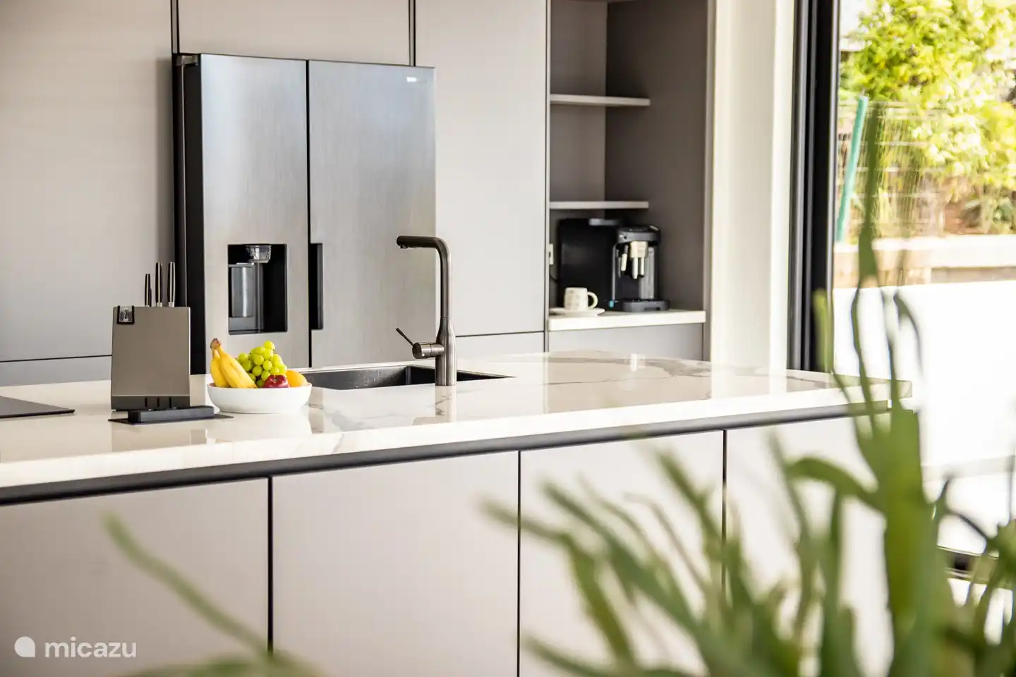 @ Amerikanische Kühlschränke mit Eiswürfelbereiter und De Longhi-Kaffeemaschine, die mit Kaffeebohnen funktioniert