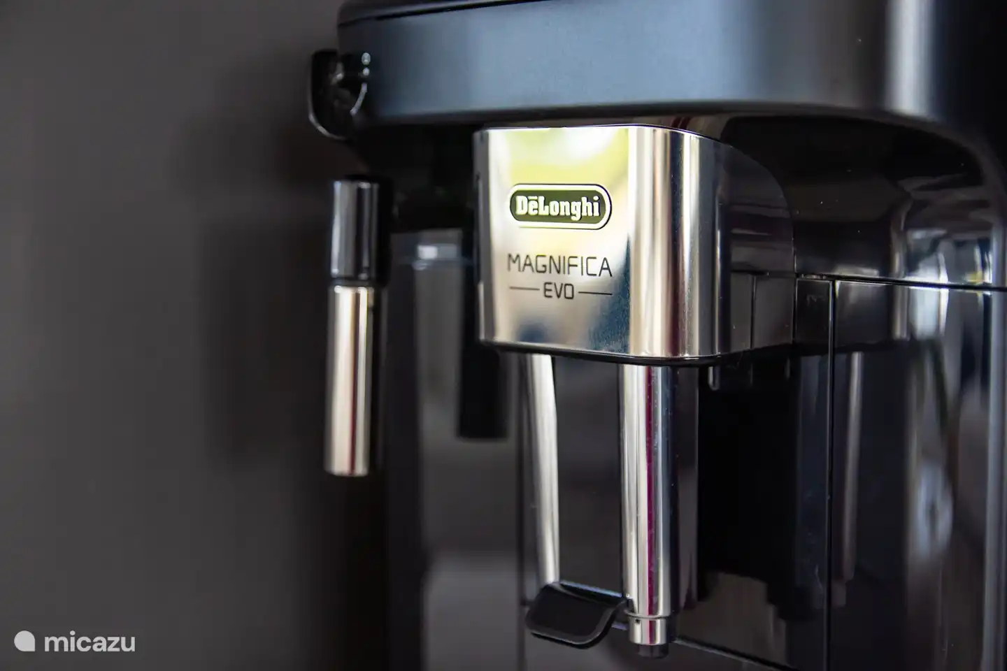 Große Kaffeemaschine, die mit Kaffeebohnen arbeitet