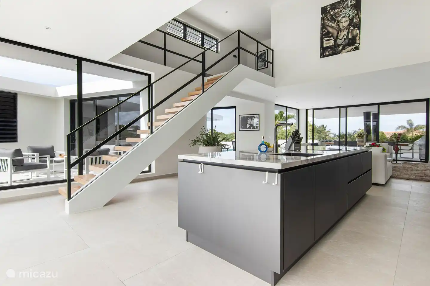 Geräumige Küche mit Kochutensilien