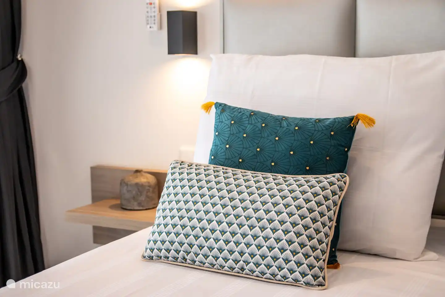 Bett in einem der Schlafzimmer im Erdgeschoss