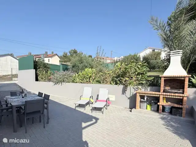Casa Leo Mar | Portugal, Costa de Prata, Santa Catarina CLD - bungalow Terrasse avec chaises longues. Table avec 6 chaises et barbecue typiquement portugais avec évier et évier
