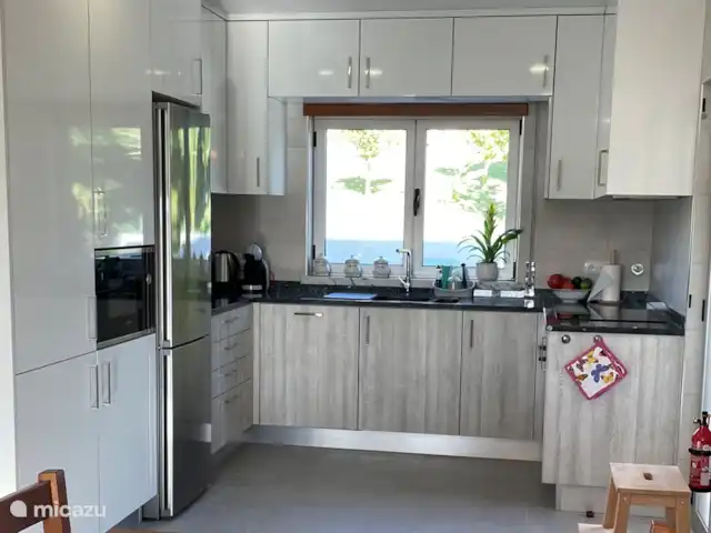 Casa Leo Mar | Portugal, Costa de Prata, Santa Catarina CLD - bungalow Cuisine spacieuse avec appareils intégrés et vue sur le magnifique jardin.